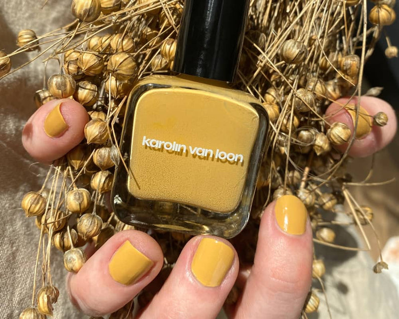 Gelber Mimosa-Nagellack